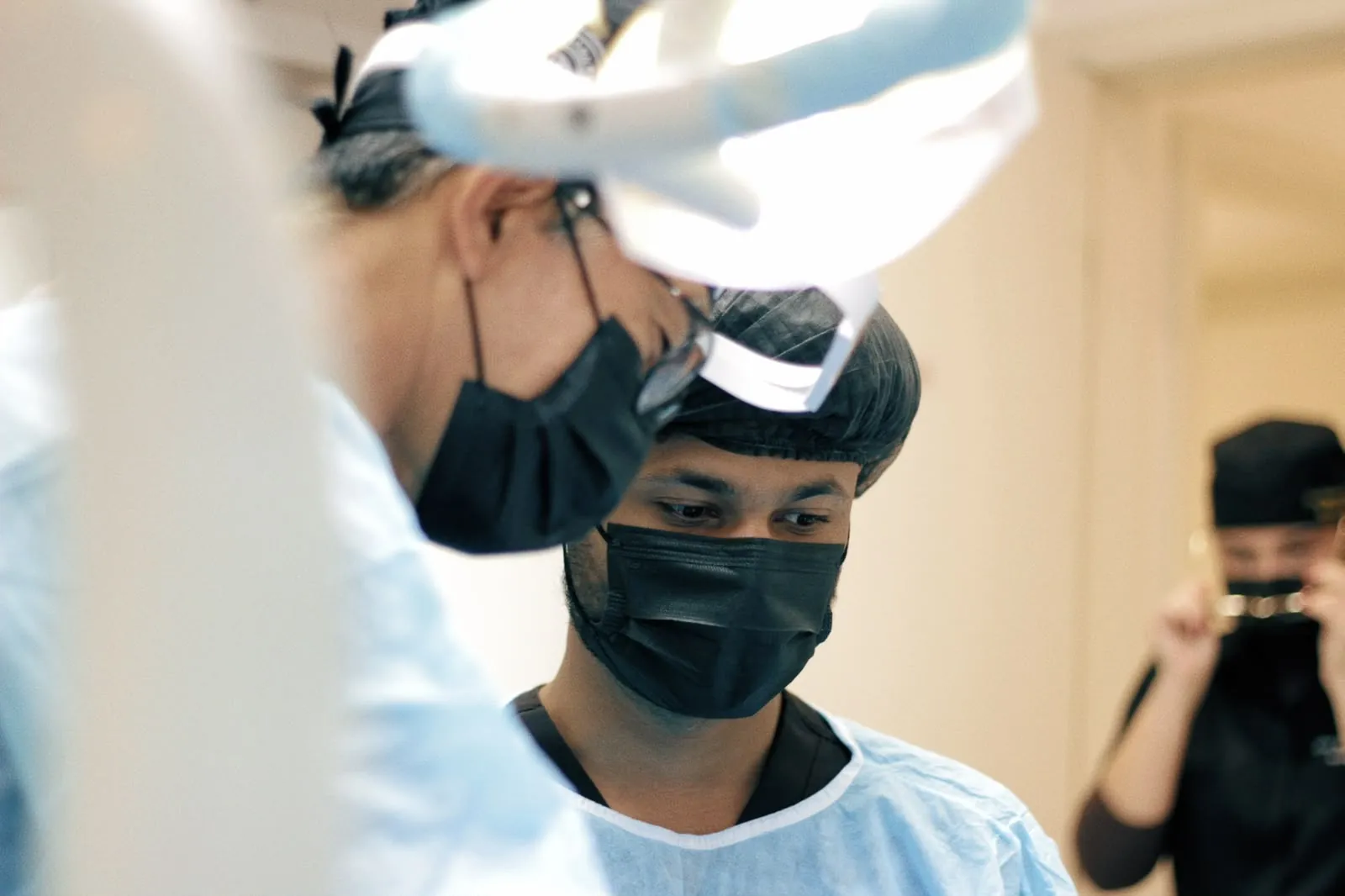 Mentee assisting a surgery under Dr. Kuabara's supervision